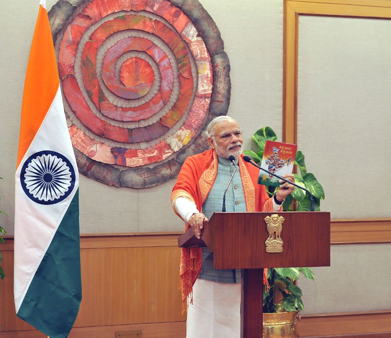 The Prime Minister, Shri Narendra Modi releasing a book “MARU BHARAT SARU BHARAT”..