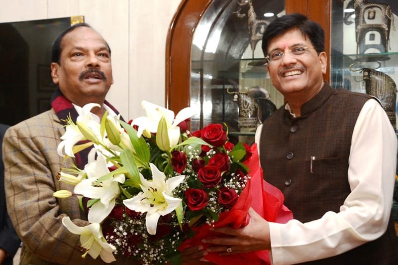 The Chief Minister of Jharkhand, Shri Raghubar Das meeting the Minister of State..