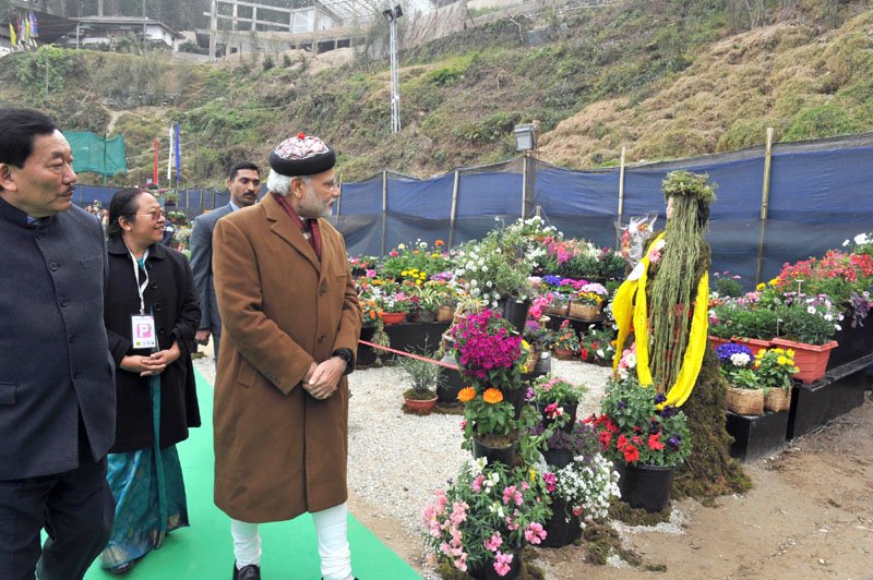 The Prime Minister, Shri Narendra Modi visiting the orchid display and seasonal flowers..
