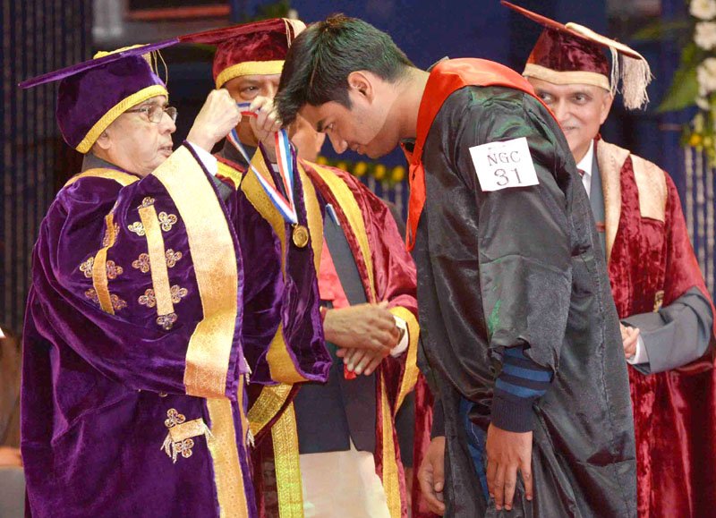 The President, Shri Pranab Mukherjee presenting the degree to a student at the..