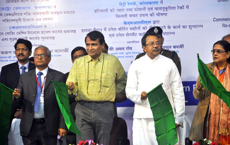 The Union Minister for Railways, Shri Suresh Prabhakar Prabhu flagging off the Howrah-..