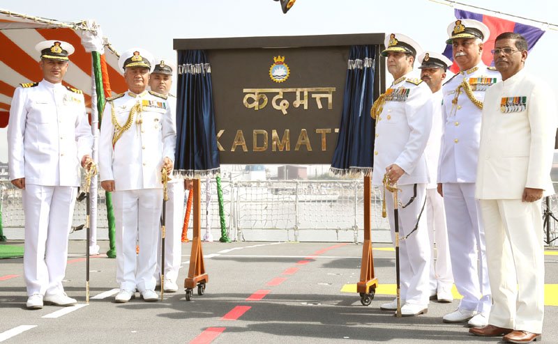 The Chief of Naval Staff, Admiral R.K. Dhowan unveiling the plaque on the commissioning..