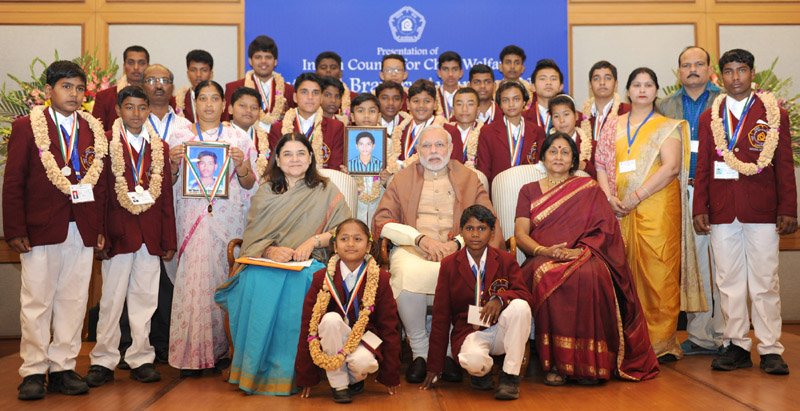 The Prime Minister, Shri Narendra Modi in a group photograph with the awardee children..