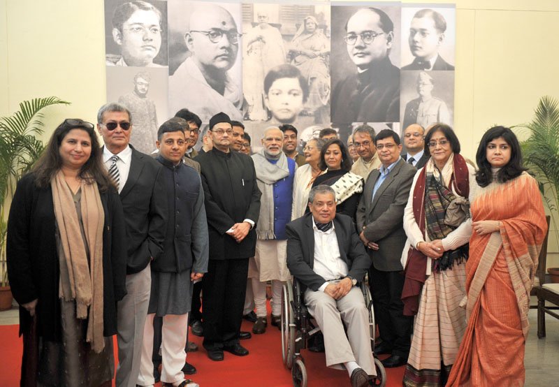 The Prime Minister, Shri Narendra Modi with the family members of Netaji at the..