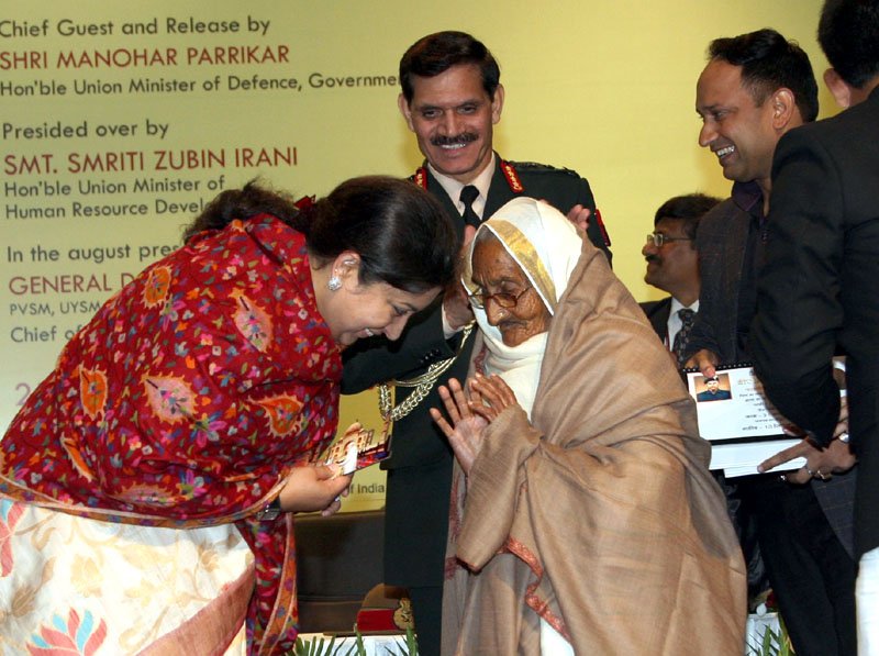 The Union Minister for Human Resource Development, Smt. Smriti Irani felicitating ..