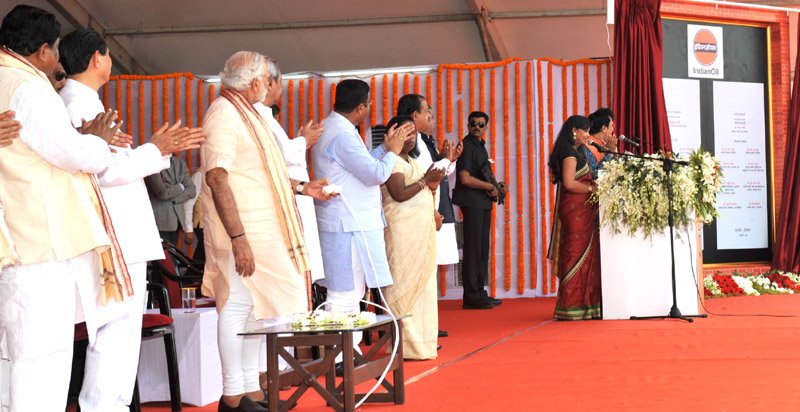 The Prime Minister, Shri Narendra Modi inaugurating the IOCL project at Paradip ..