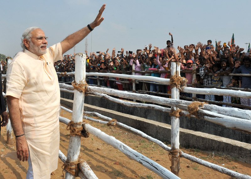 The Prime Minister, Shri Narendra Modi greeting public, at Bhubaneswar