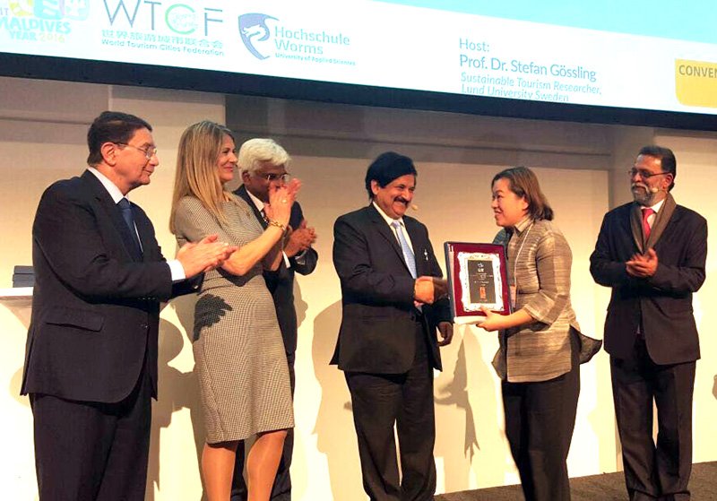 The Secretary, Ministry of Tourism, Shri Vinod Zutshi presenting an IIPT Award to..