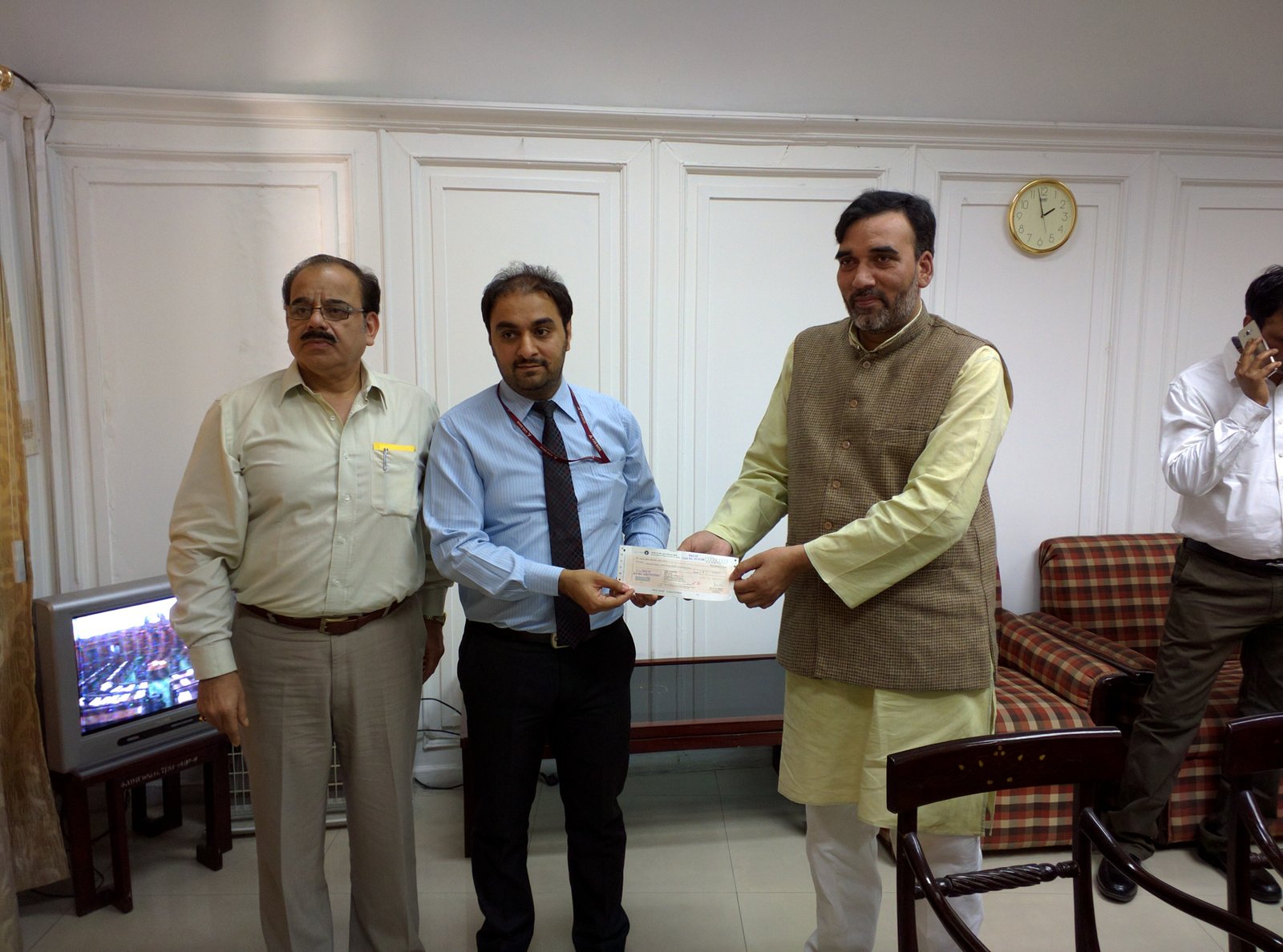 DELHI LABOUR MINISTER GOPAL RAI PRESENTS CHEQUE UNDER DELHI SWAVLAMBAN YOJANA TO BENEFICIARIES