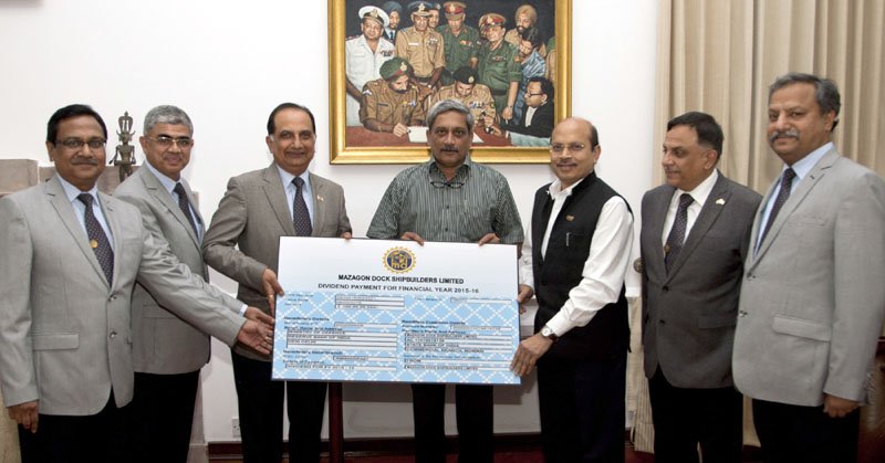 The Union Minister for Defence, Shri Manohar Parrikar receiving an interim dividend..