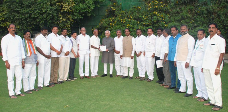 A delegation of Leaders from Andhra Pradesh calling on the Vice President, Shri M. Hamid Ansari ..
