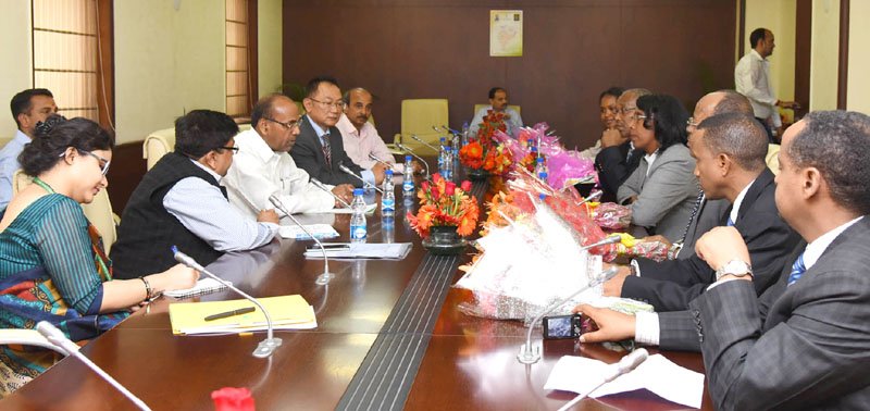 A delegation from Ethiopia meeting the Union Minister for Heavy Industries and Public Enterprises, Shri Anant Geete, in New Delhi