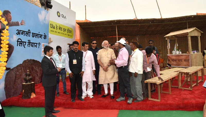 The Prime Minister, Shri Narendra Modi having “Chai pe Charcha'” with beneficiaries..