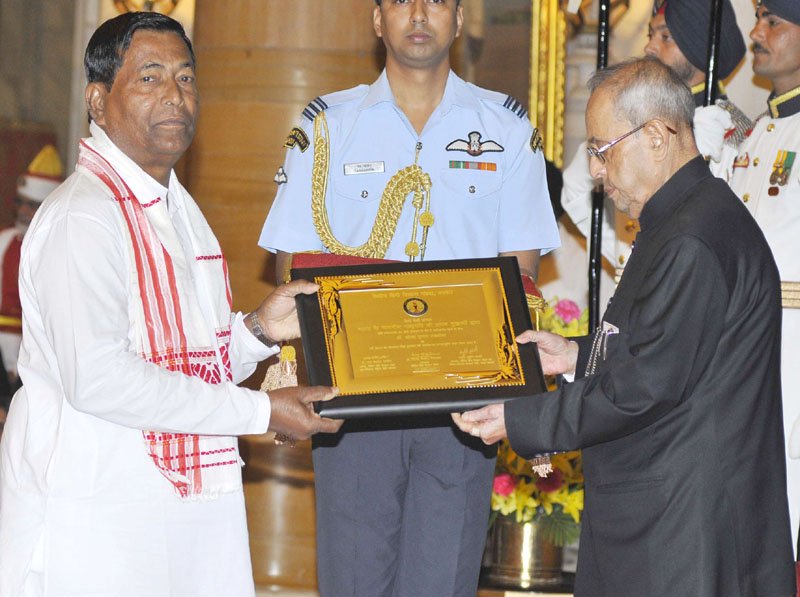 The President, Shri Pranab Mukherjee presented the Hindi Sevi Samman Yojana ..