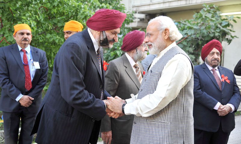 The Prime Minister, Shri Narendra Modi being welcomed on arrival, at Bhai Ganga Singh Sabha Gurudwara, in Tehran