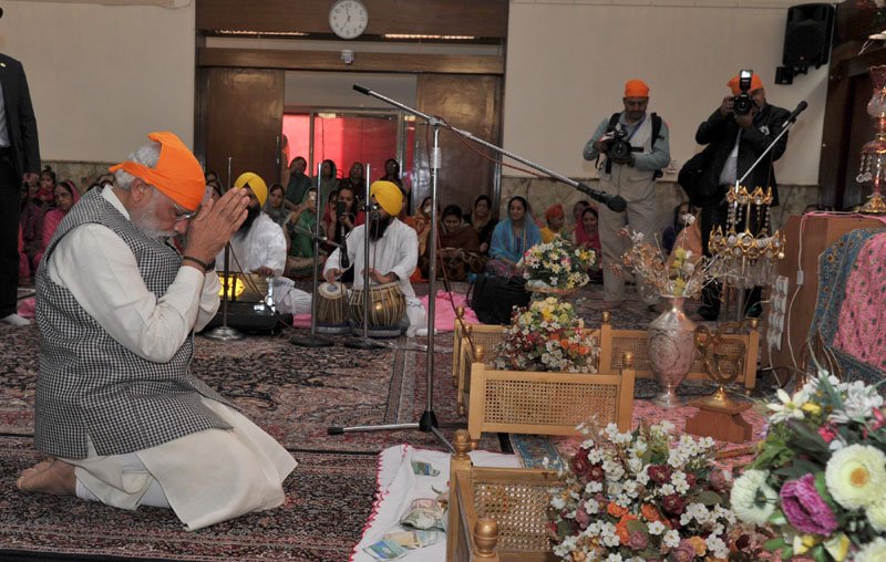 The Prime Minister, Shri Narendra Modi offering prayers, at Bhai Ganga Singh Sabha..