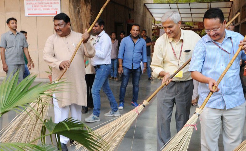 The Union Minister for Tribal Affairs, Shri Jual Oram launching the cleanliness drive ..