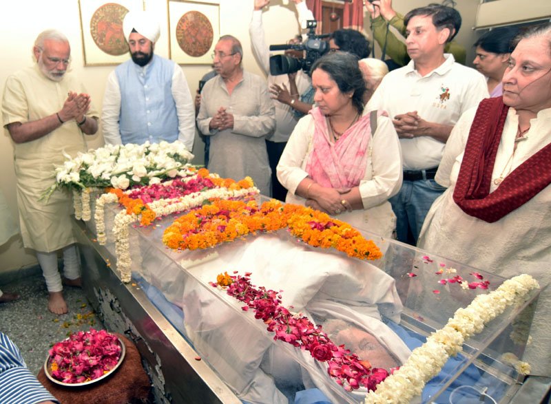 The Prime Minister, Shri Narendra Modi paying his last respects to Shri Balraj Madhok, in New Delhi