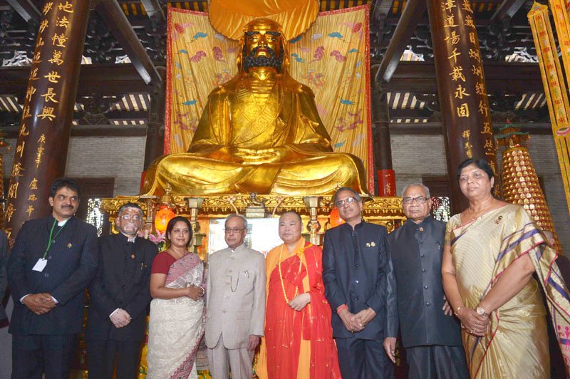 The President, Shri Pranab Mukherjee at the Hua Lin Temple, in Guangzhou, China