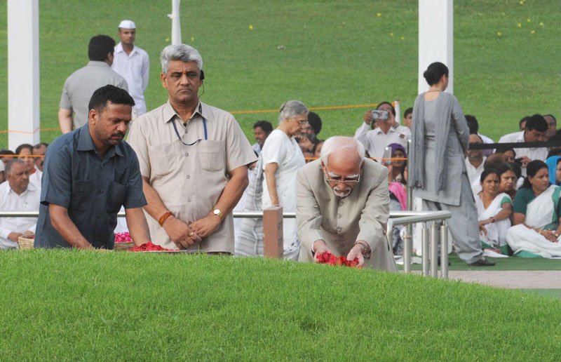 The Vice President, Shri M. Hamid Ansari paying floral tributes at the Samadhi of..