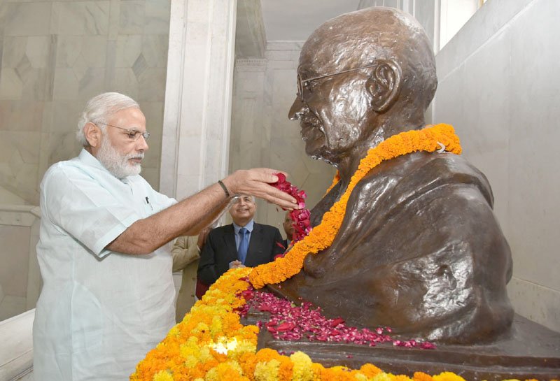 The Prime Minister, Shri Narendra Modi visiting the Allahabad High Court Museum..