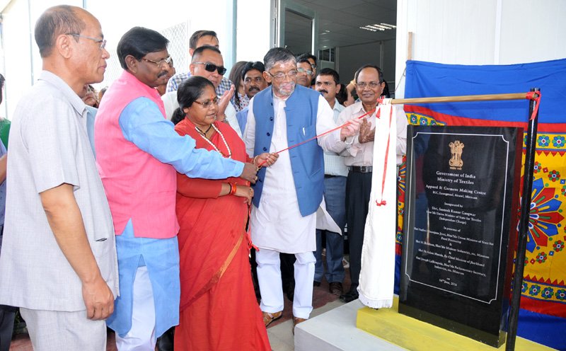The Minister of State for Textiles (Independent Charge), Shri Santosh Kumar Gangwar ..
