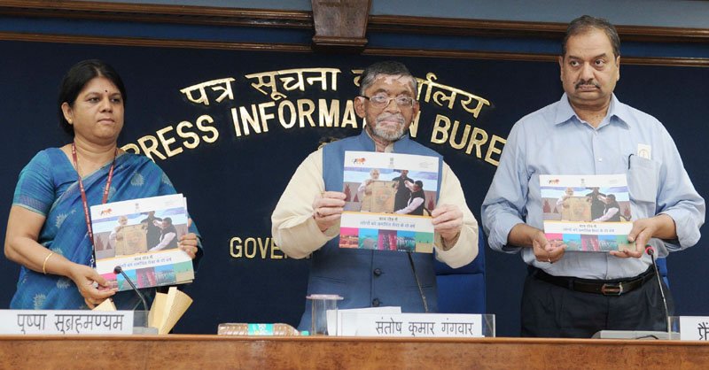 The Minister of State for Textiles (Independent Charge), Shri Santosh Kumar Gangwar releasing ..