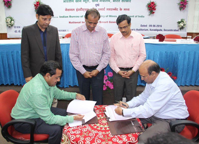 The Controller General-IBM, Hyderabad, Shri R.K. Sinha and the CEO-NISG, Shri Sanjeev Mittal..