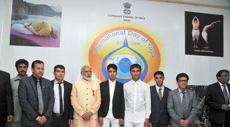 The Prime Minister, Shri Narendra Modi in a group photograph with the Indian Consulate..