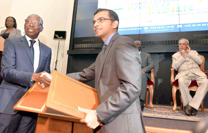 The President, Shri Pranab Mukherjee witnessing the exchange of the singed documents ..