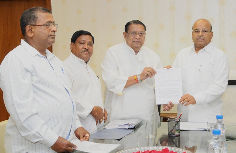 The Minister of MSME, Odisha, Shri Jogendra Behera meeting the Union Minister for Social..