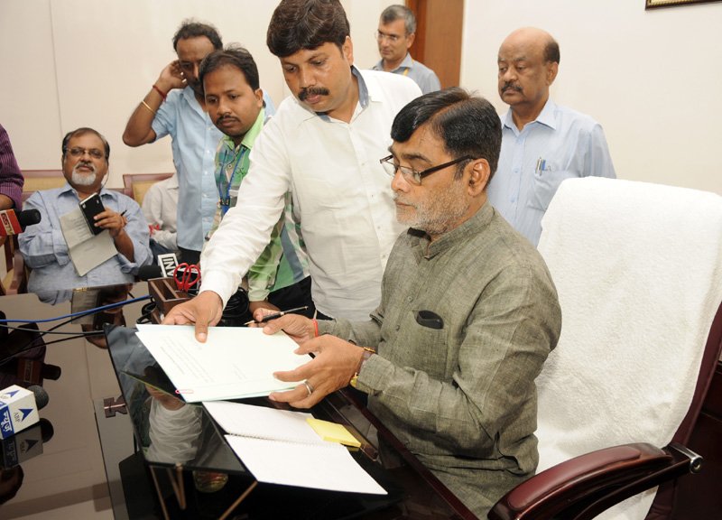 The Minister of State for Rural Development, Shri Ram Kripal Yadav takes charge in his office, in New Delhi