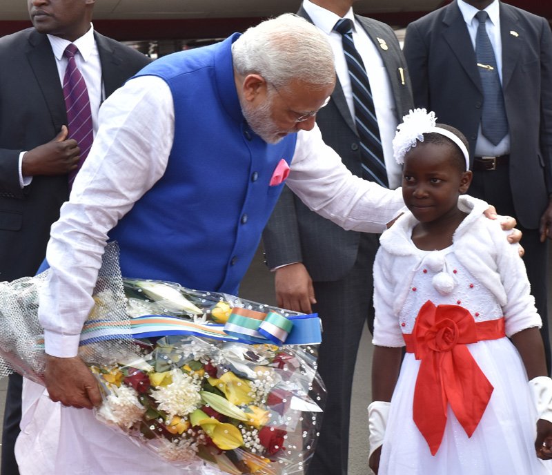 The Prime Minister, Shri Narendra Modi being received on his arrival, at Jomo Kenyatta International ..