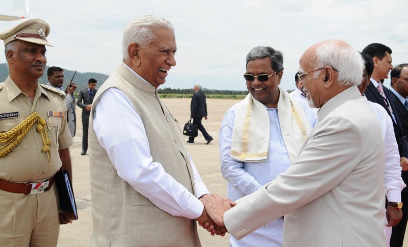 The Vice President, Shri M. Hamid Ansari being bid farewell by the Governor of Karnataka, ..