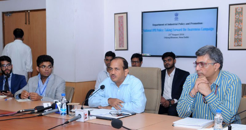 The Secretary, DIPP, Shri Ramesh Abhishek addressing the Industry Associations..