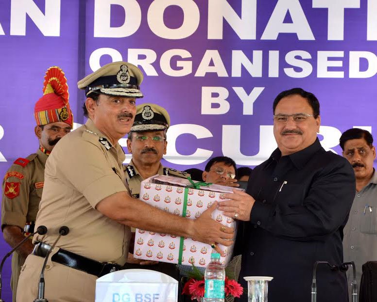 The DG, Border Security Force (BSF), Shri K.K. Sharma handing over..