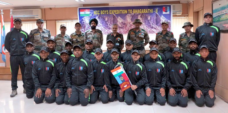 The Director General, NCC, Lt, Gen, A, Chakravarty along with the leader ..