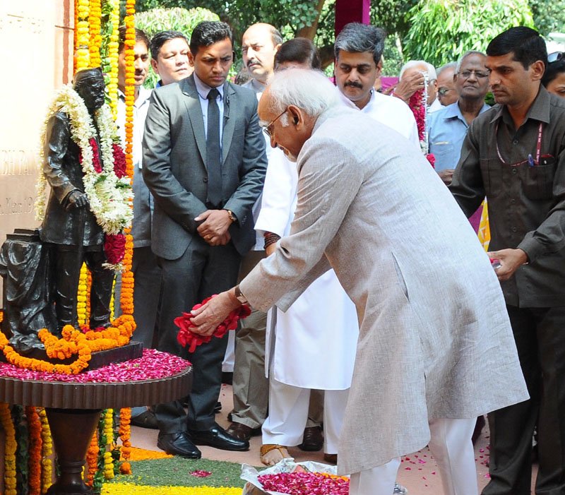 The Vice President, Shri M. Hamid Ansari paying floral tributes ..