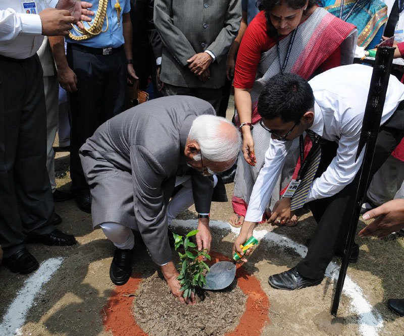 The Vice President, Shri M. Hamid Ansari planting a sapling on his visit to St. Michael’s High School, in Patna