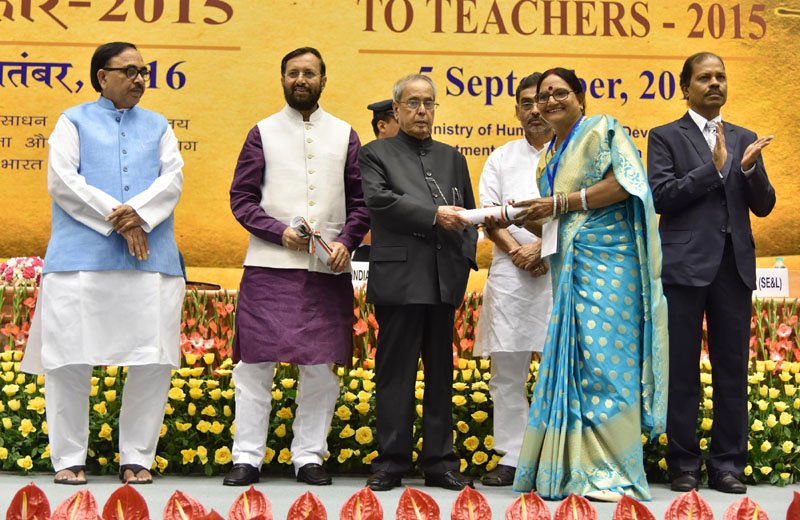 The President, Shri Pranab Mukherjee presenting the National Award for Teachers..
