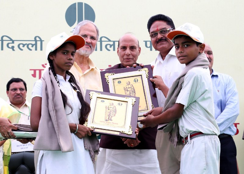 The Union Home Minister, Shri Rajnath Singh felicitating children who..