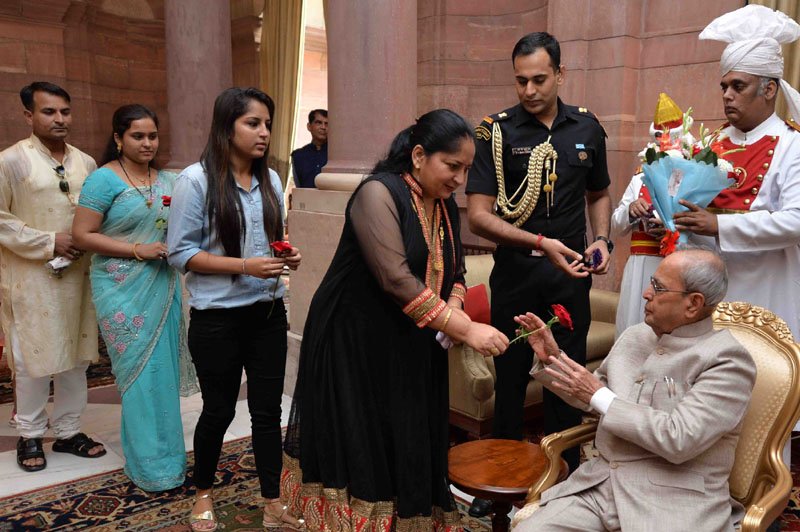 The President, Shri Pranab Mukherjee receiving Diwali Greetings from ..