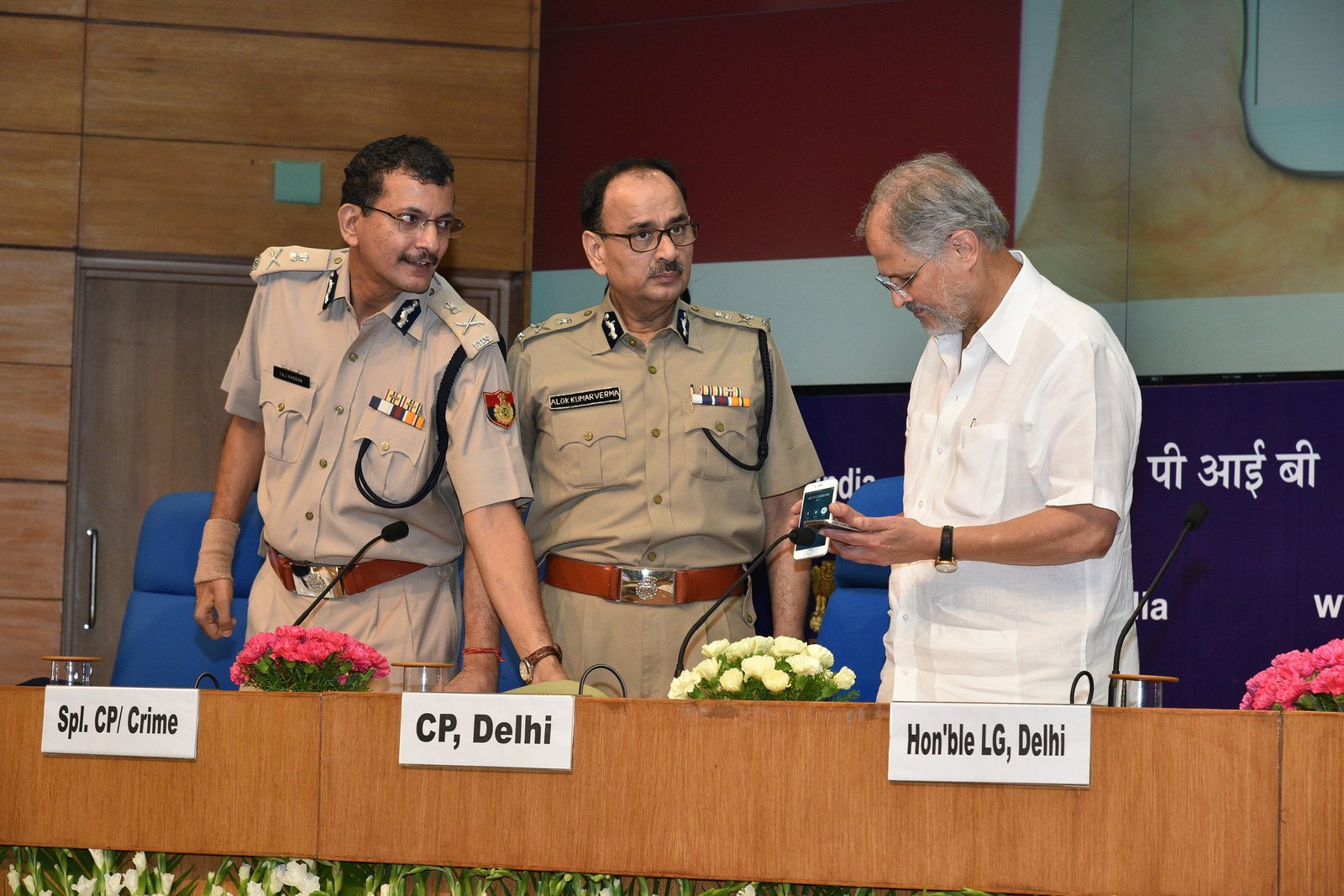 DELHI POLICE LAUNCH MOBILE APP FOR SENIOR CITIZENS-LG DELHI GRACE THE OCCASSION