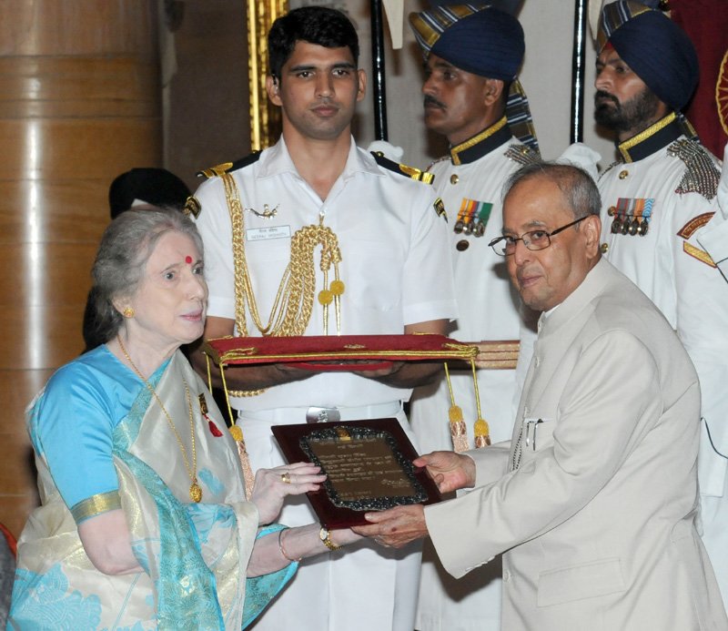 The President, Shri Pranab Mukherjee presenting the Sangeet Natak Akademi..