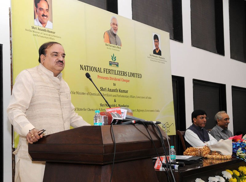 Shri Ananth Kumar addressing the gathering after receiving the dividend cheque of the National Fertilizers Limited (NFL)..