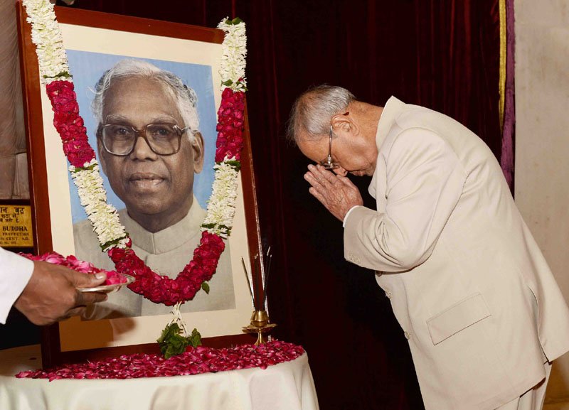 Shri Pranab Mukherjee paid tributes at the portrait of the former President of India, Shri K.R. Narayanan