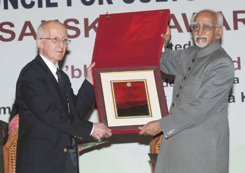 The Vice President, Shri M. Hamid Ansari presenting the ICCR World Sanskrit Award..