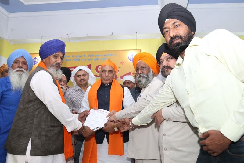 The Union Home Minister, Shri Rajnath Singh receiving a memorandum,