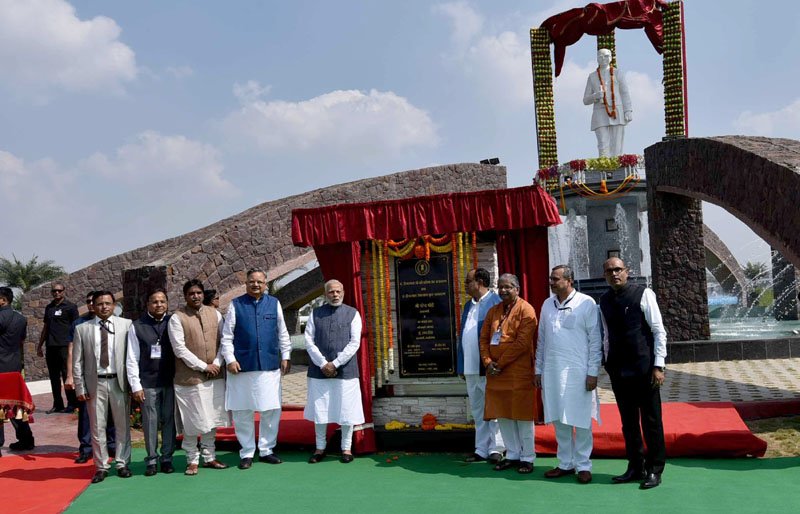 The Prime Minister, Shri Narendra Modi unveils the statue of Pt. Deendayal Upadhyay, at Naya Raipur, Chhattisgarh