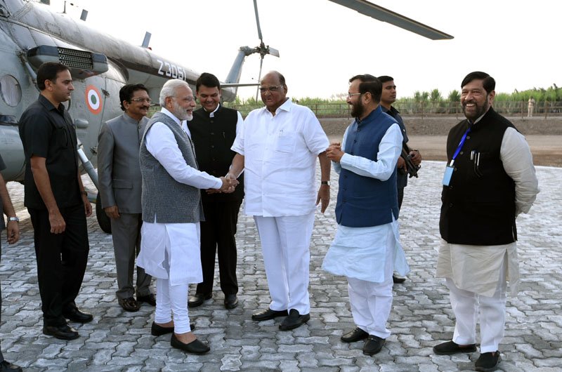 Shri Narendra Modi being welcomed by the Governor of Maharashtra, Shri C. Vidyasagar Rao
